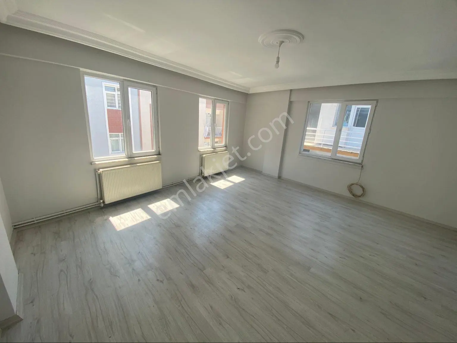 Furkan Emlak'tan Rasathane Mah. 3+1 3.kat 120m2 Geniş Balkonlu Dış Cepheli Fırsat Daire - Görsel 4