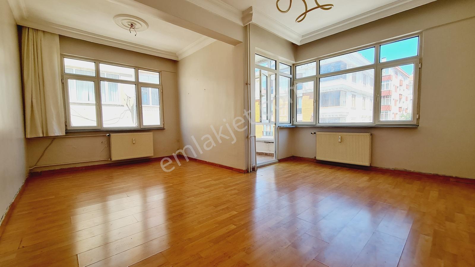 Zuhuratbaba Yücetarla Caddesine Meydana Yakın 110m2 3+1 Arakat