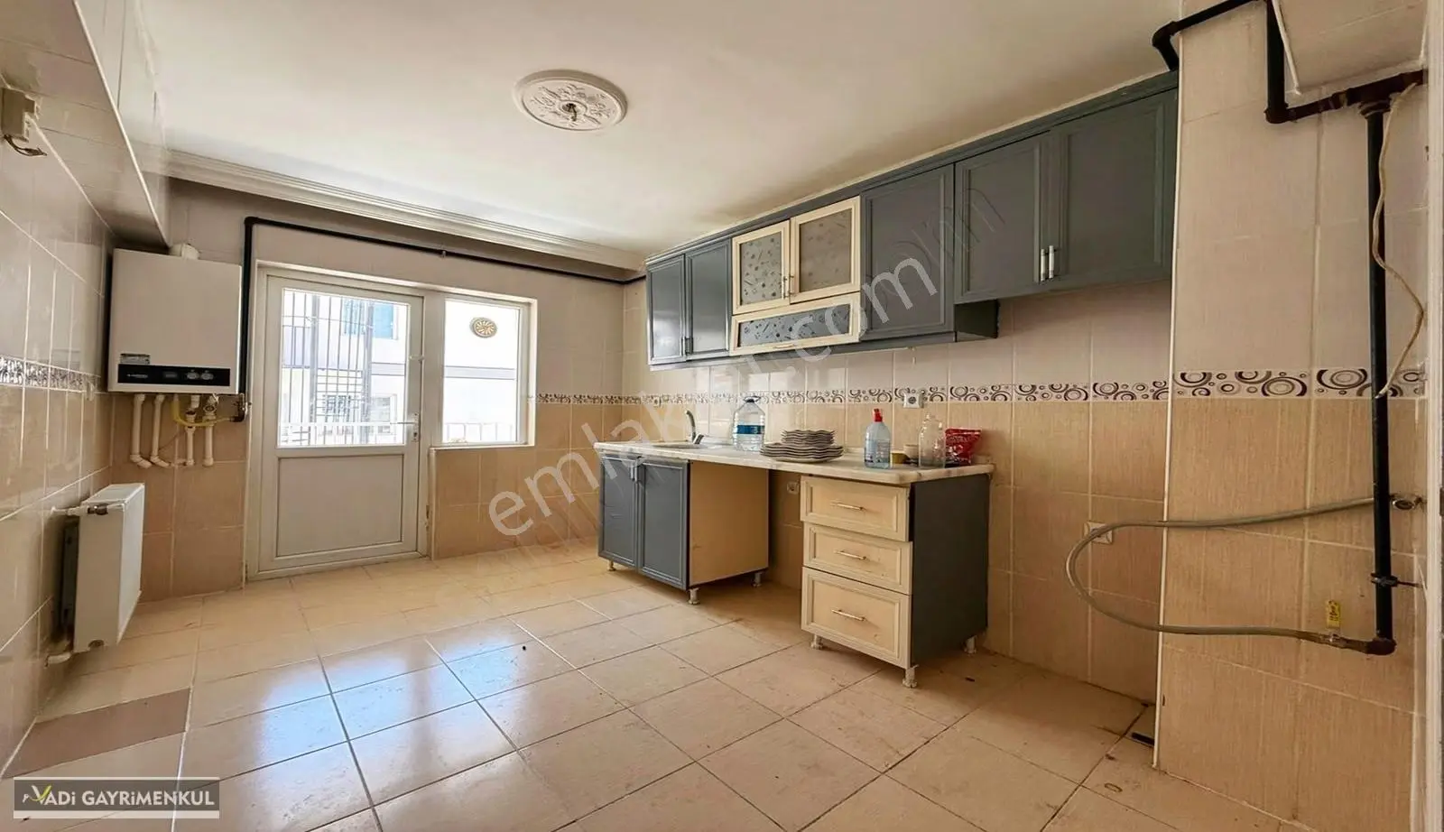 Vadi'den Karakaya'da Cadde Yakını-aileye Uygun-geniş-3+1 Kiralık