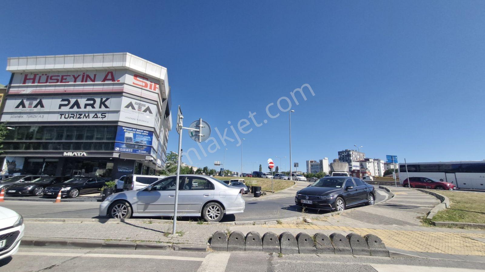 Çekmeköy Merkez Mah Kaymakamlık Karşısı 80m Şile Yolı Cepheli
