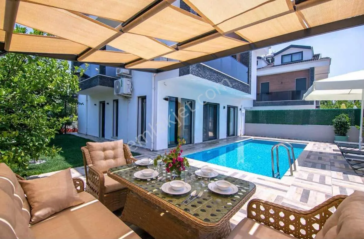 Babataşı Mah'de 4+1 Müsatkil Havuzlu Lüks Villa