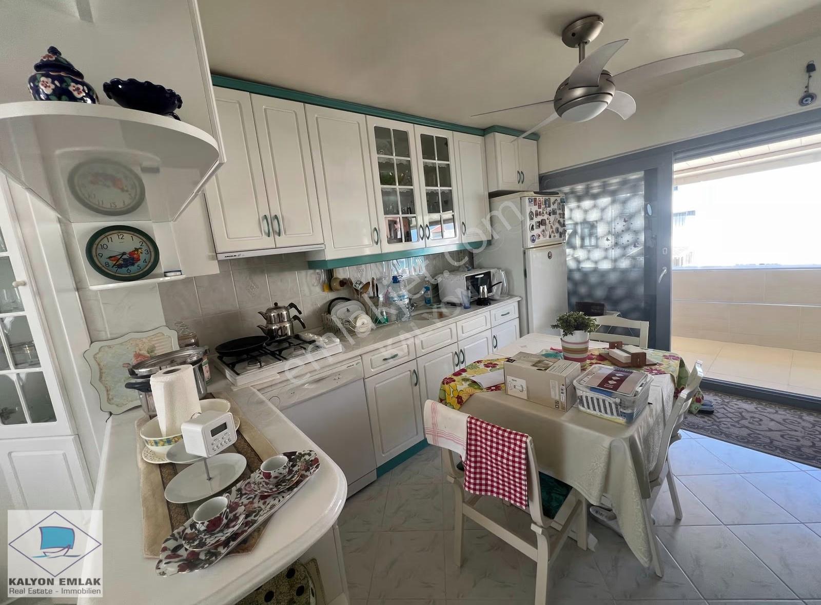 Boyalık Koyu'nda Denize Sıfır Sitede Deniz Manzaralı 2+1 Daire - Görsel 2