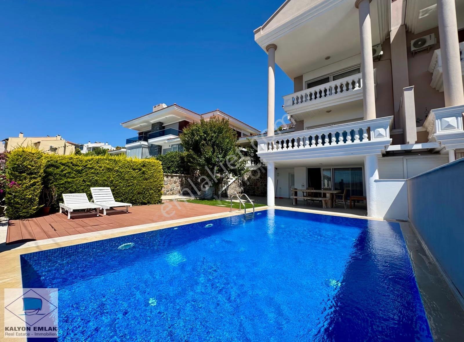Çeşme'de Yıllık Kiralık Deniz Manzaralı Özel Havuzlu Triplex Ev