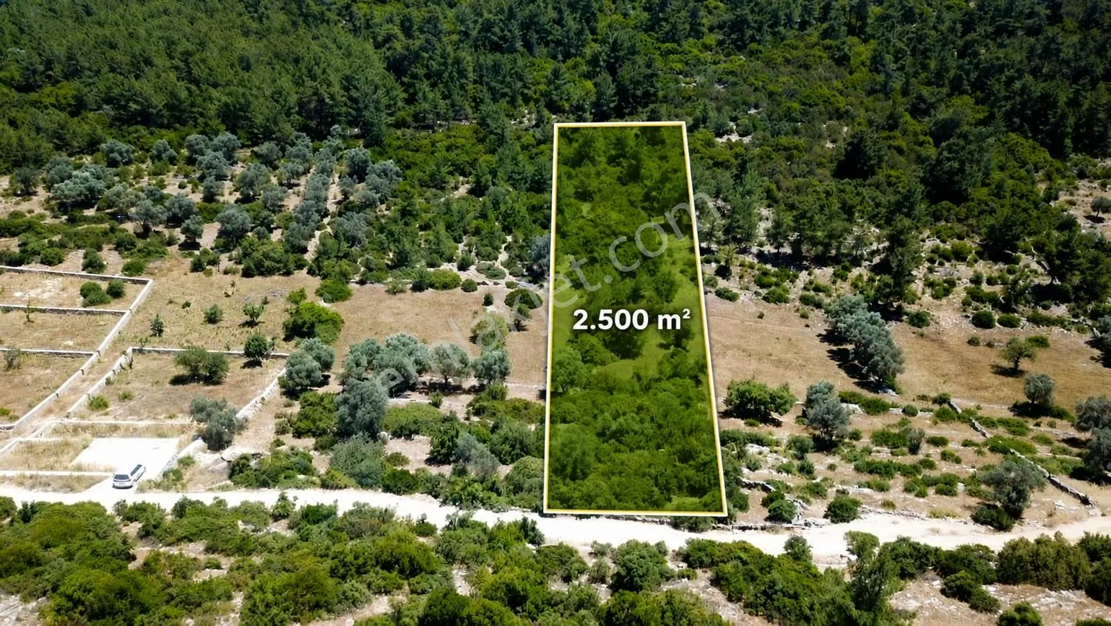 Yalıçiftlik'te Satılık 2.500 M2 Tarla