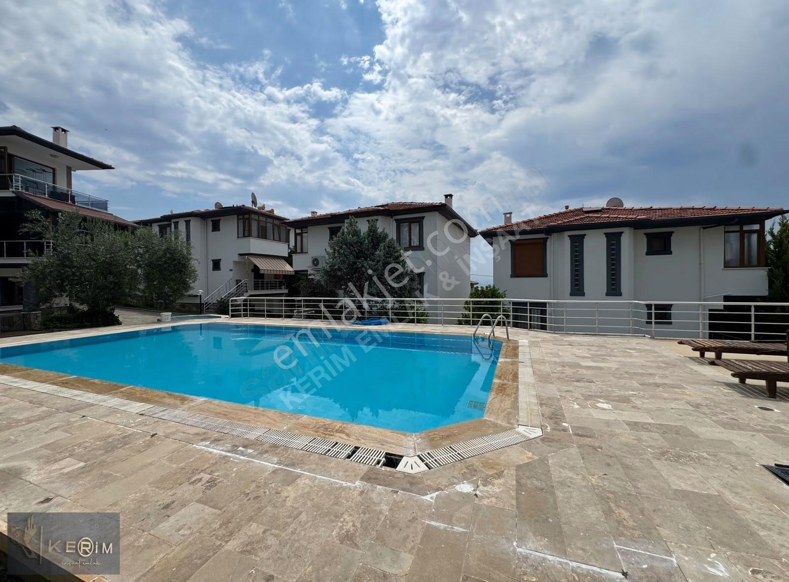 Kerim'den Altınoluk'da Havuzlu Sitede Kiralık 4+1 Müstakil Villa - Görsel 29
