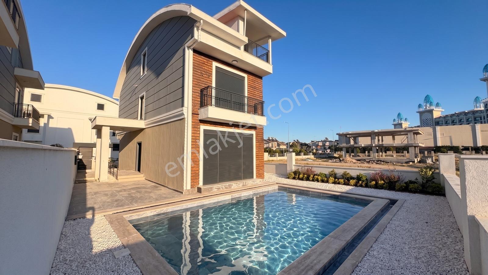 Eşyasız 4+1 Sıfır Müstakil Havuzlu Otoparklı Villa