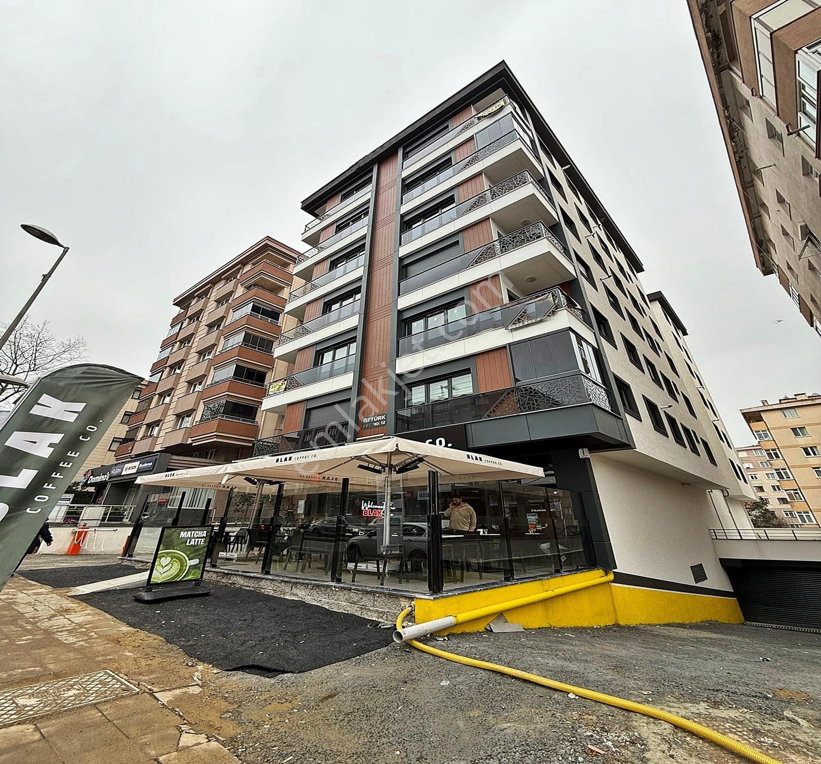 Ataşehir İçerenköy'de Cadde Üzeri K.otoparklı 3+1 Satılık Daire