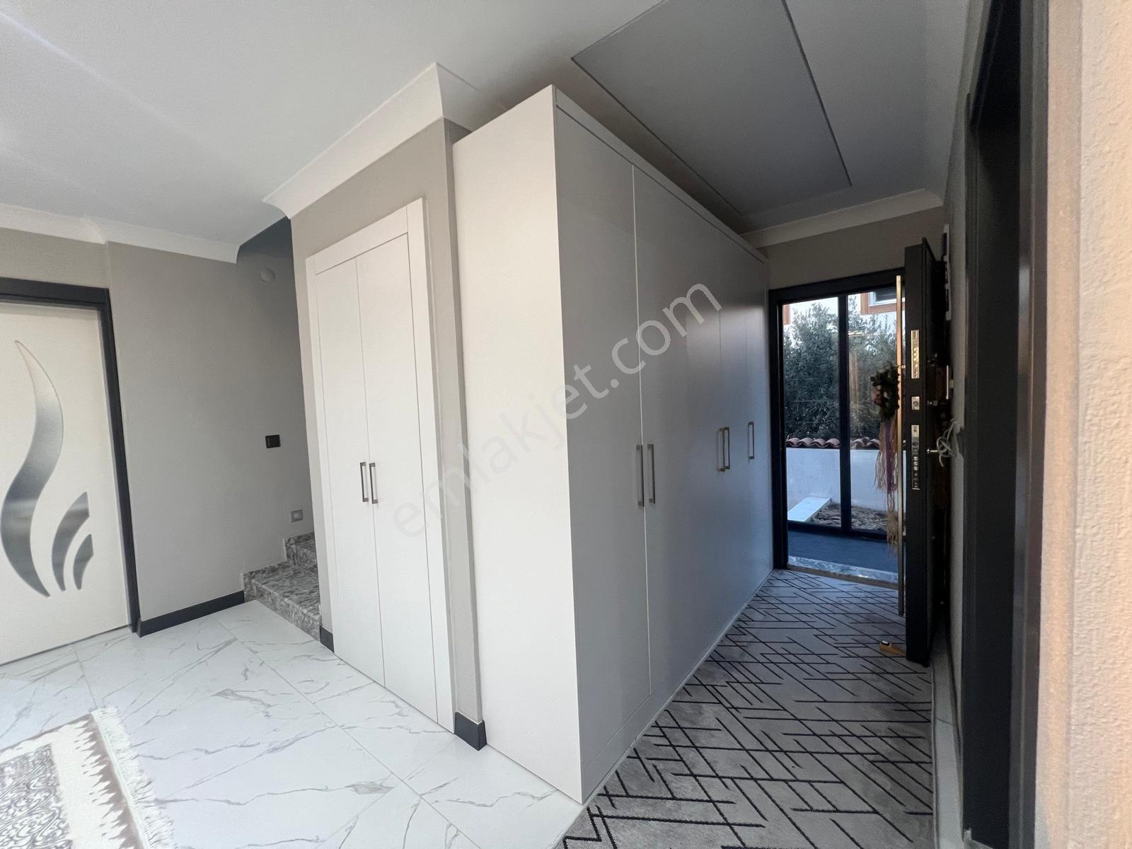 Akarca'da Huzurlu Yaşamı Konforla Buluşturan Özel Tripleks Villa - Görsel 18