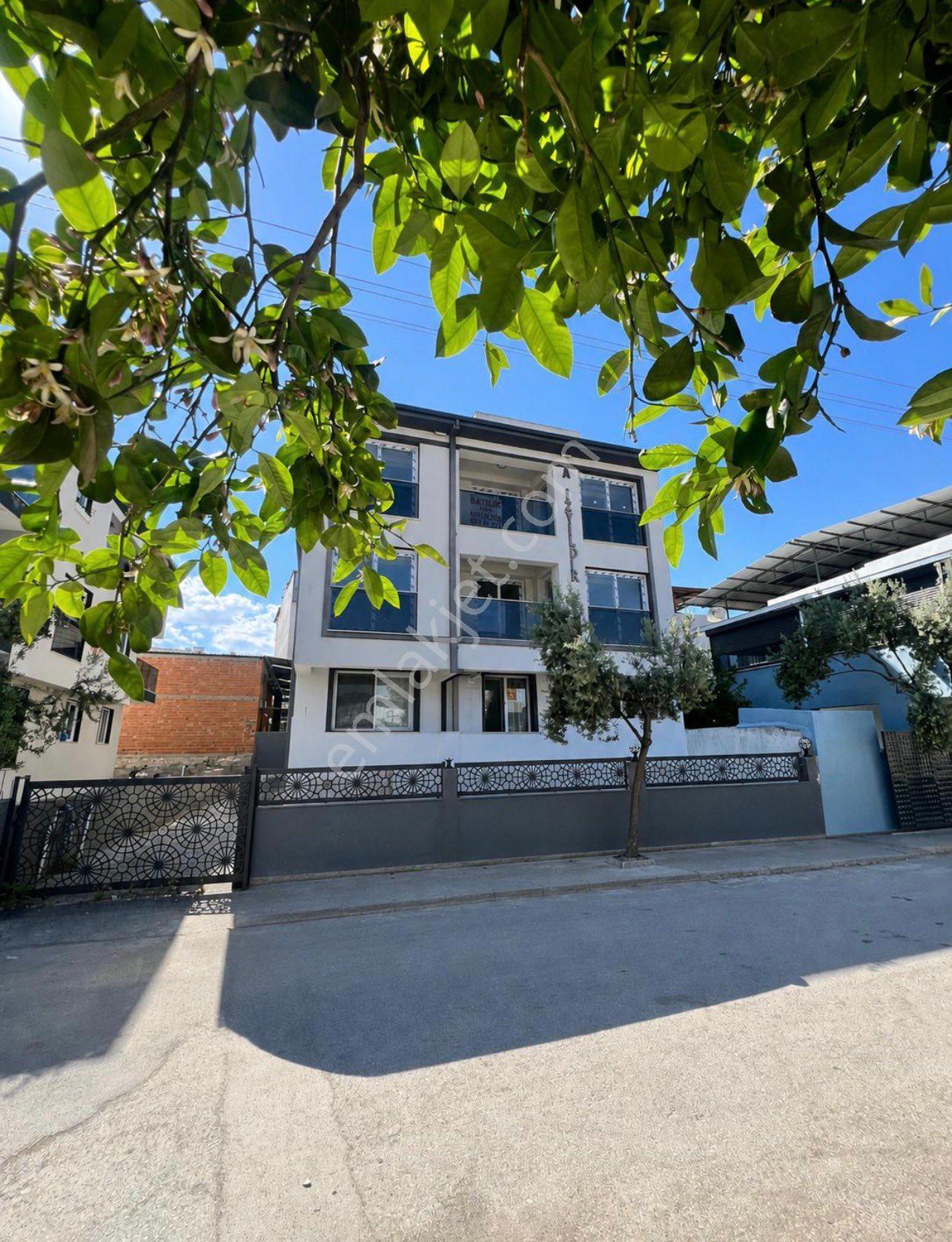 İzban Dibinde Meydanda