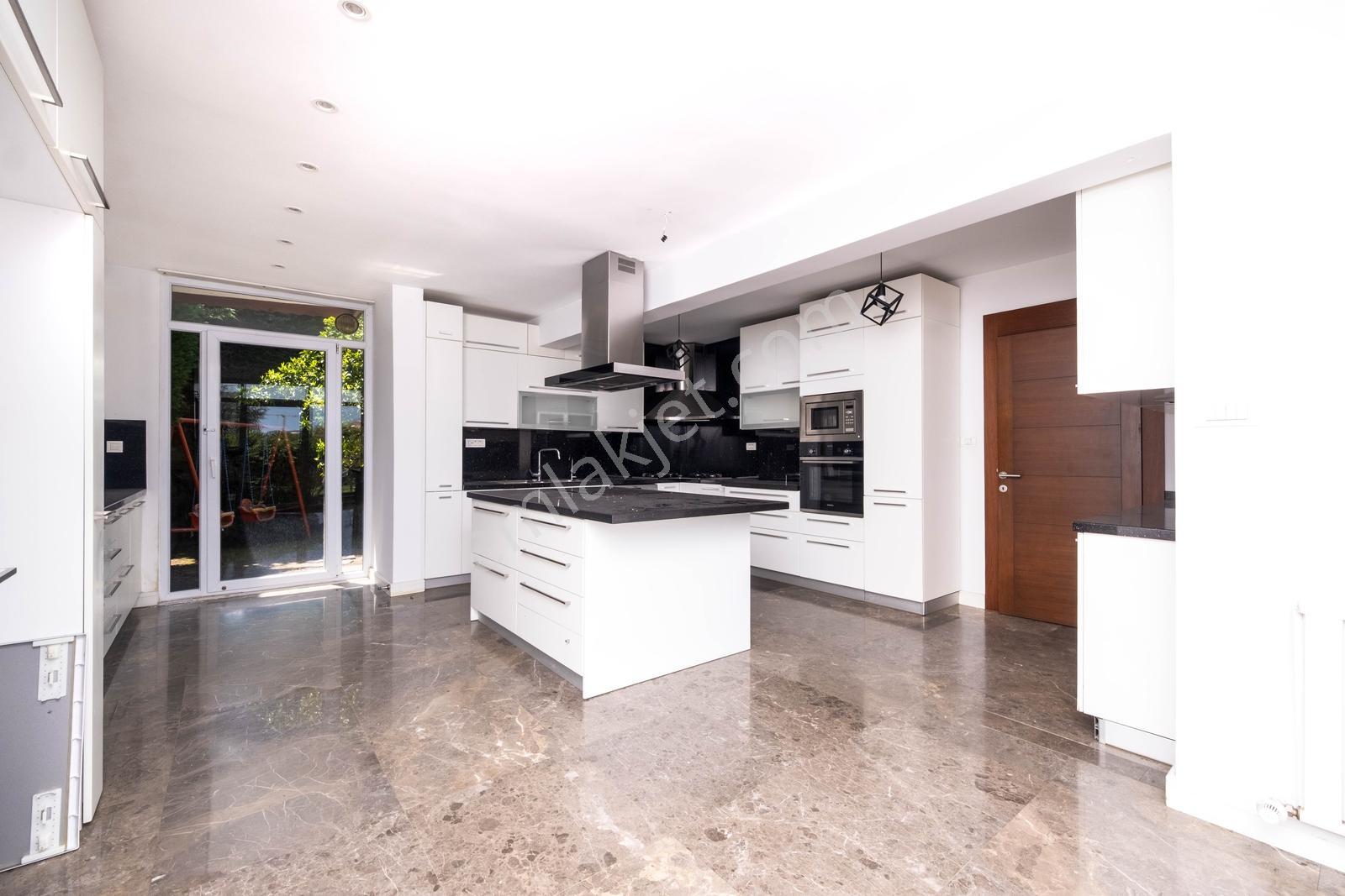 Çengelköy'de Boğaz Manzaralı Site İçinde Müstakil Bahçeli Villa - Görsel 10