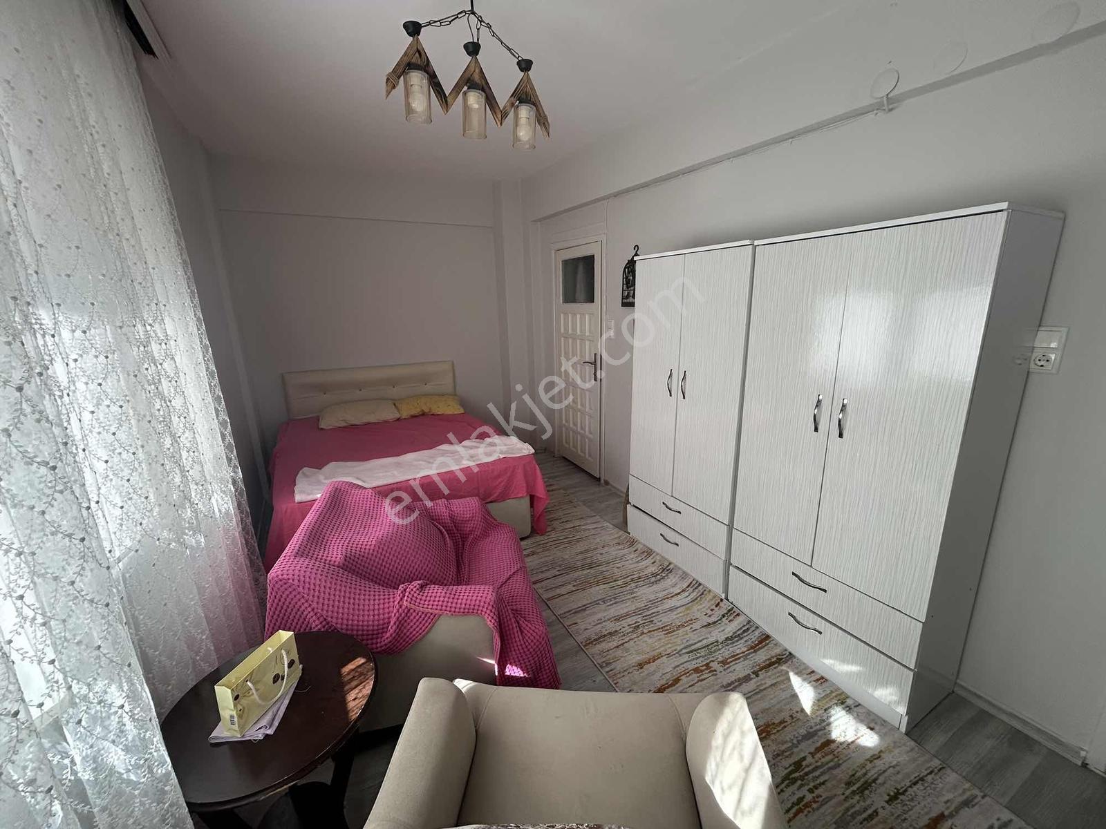 Kuşadası Merkezde Doğalgazlı Eşyalı Kiralık 3+1 Ara Kat Daire - Görsel 4