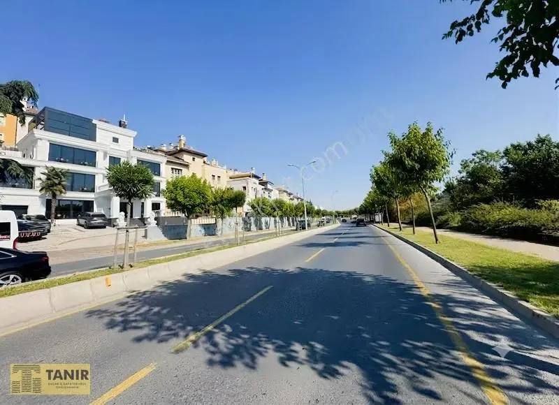 Bahçeşehirde Kurumsal Firmaya Ana Cadde Üzerinde Kiralık Villa