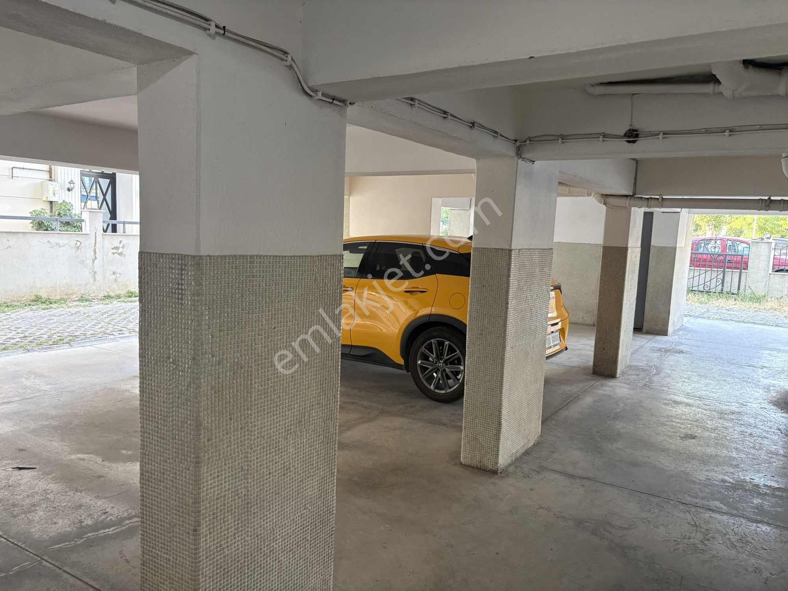 Bostanlı Merkezde Otoparklı Binada Köşe Konumda Geniş 4+1 Daire - Görsel 3