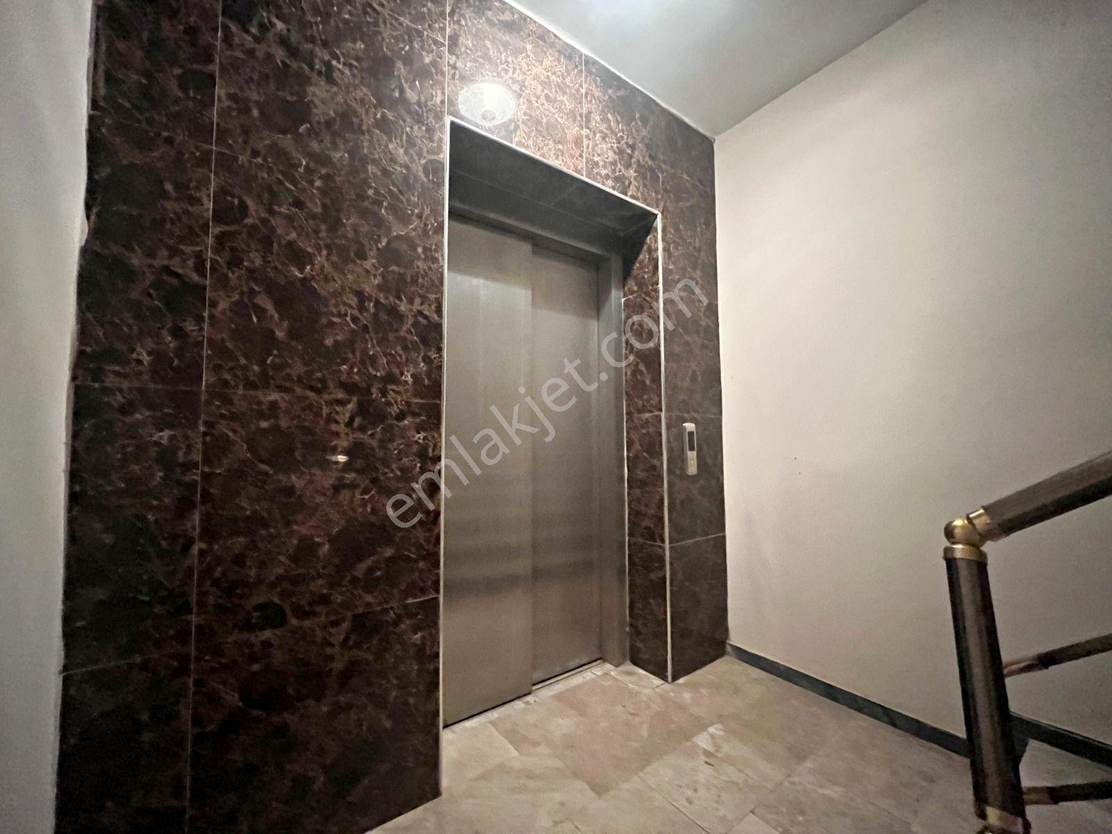 Güç'ten Akçay'da Haftanın Fırsatı Ön Cephe Asansörlü Şık Satılık 1+1 Daire - Görsel 9
