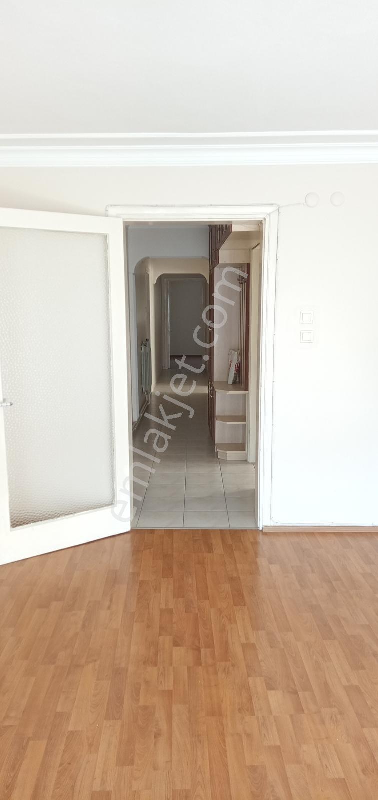 Karşıyakada 3+1 Üç Cepheli Köşe Ve Ara Kat Merkezi Lokasyon - Görsel 8