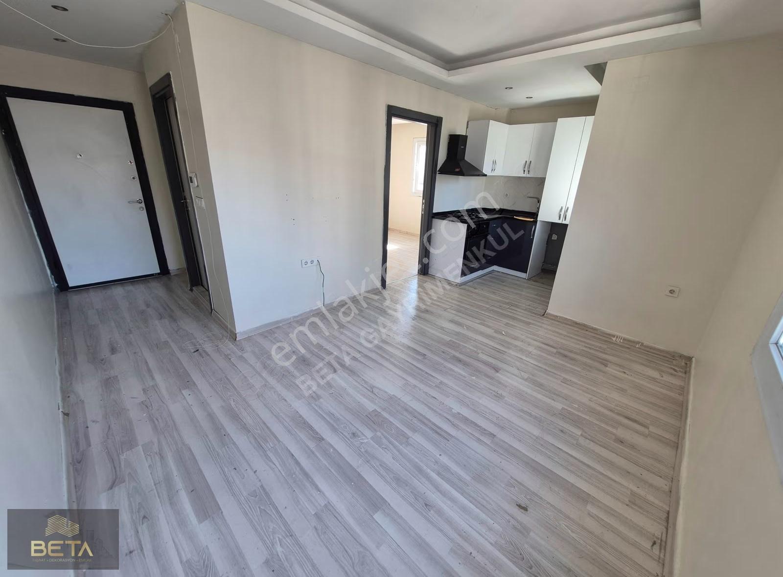 Yeşilyurt Mavi Bulvar'da Balkonlu Yeni Boyalı 1+1 2 Cepheli
