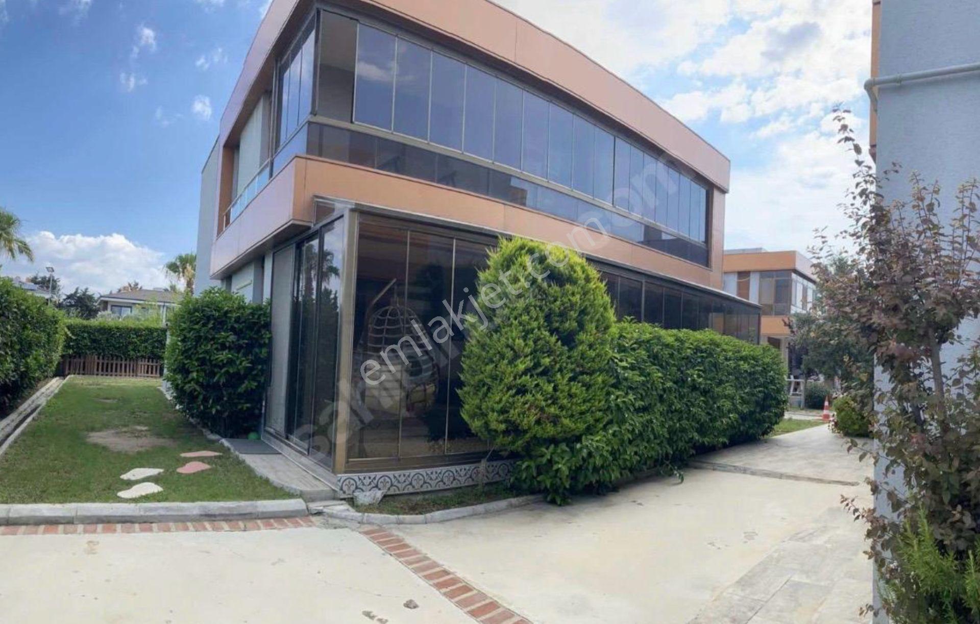 Urla Atatürk Mah. Site İçerisinde Tam Müstakil Prestijli Villa