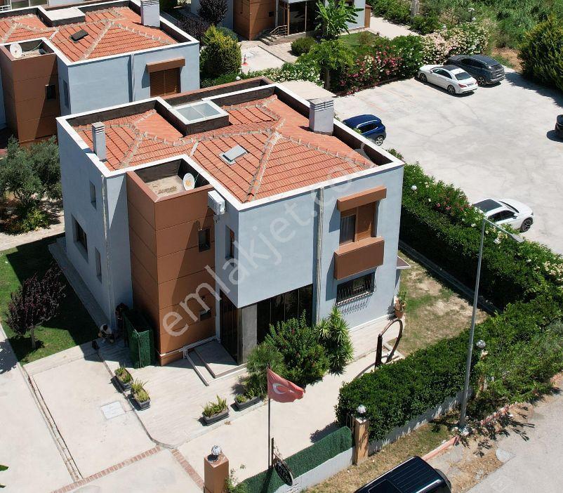 Urla Atatürk Mah. Site İçerisinde Tam Müstakil Prestijli Villa