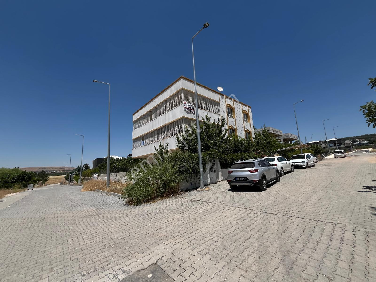 İlkevim'den 3 Katlı Bahçeli İş Yerine Uygun Kiralık Daire