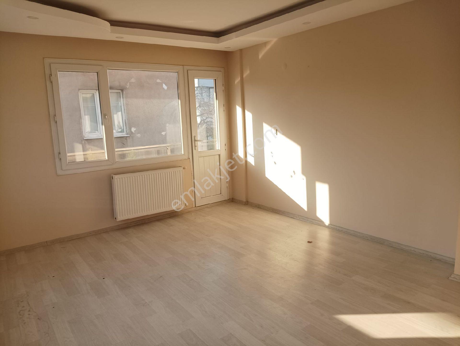 Bergama Atatürk Mah Site İçerisinde 3 Balkonlu Doğalgazlı Kapalı Mutfak 3+1 Geniş Ara Kat Daire
