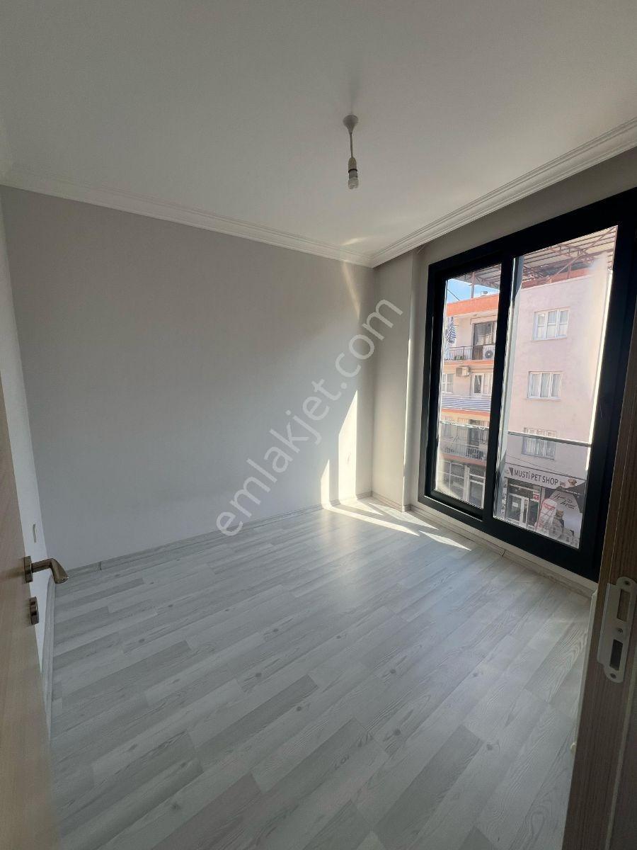 İzmir Buca Yıldız 1+1 Eşyalı Ara Kat Doğalgazlı Asansörlü Satılı - Görsel 3