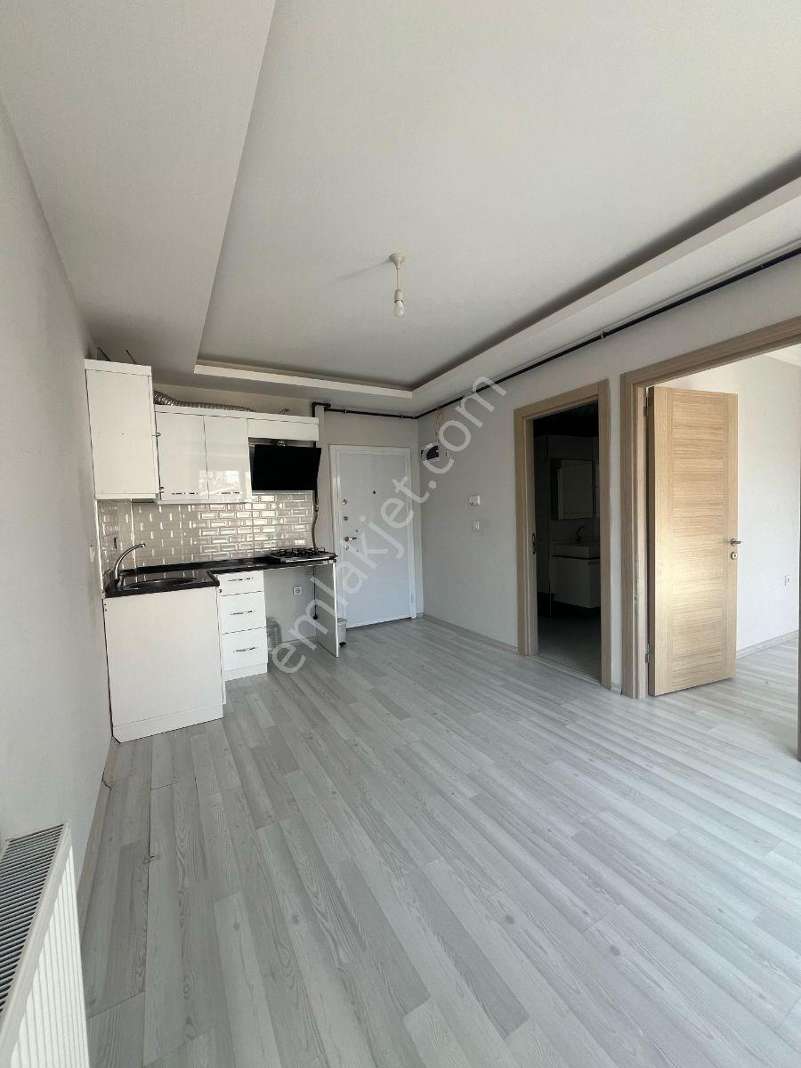 İzmir Buca Yıldız 1+1 Eşyalı Ara Kat Doğalgazlı Asansörlü Satılı - Görsel 4