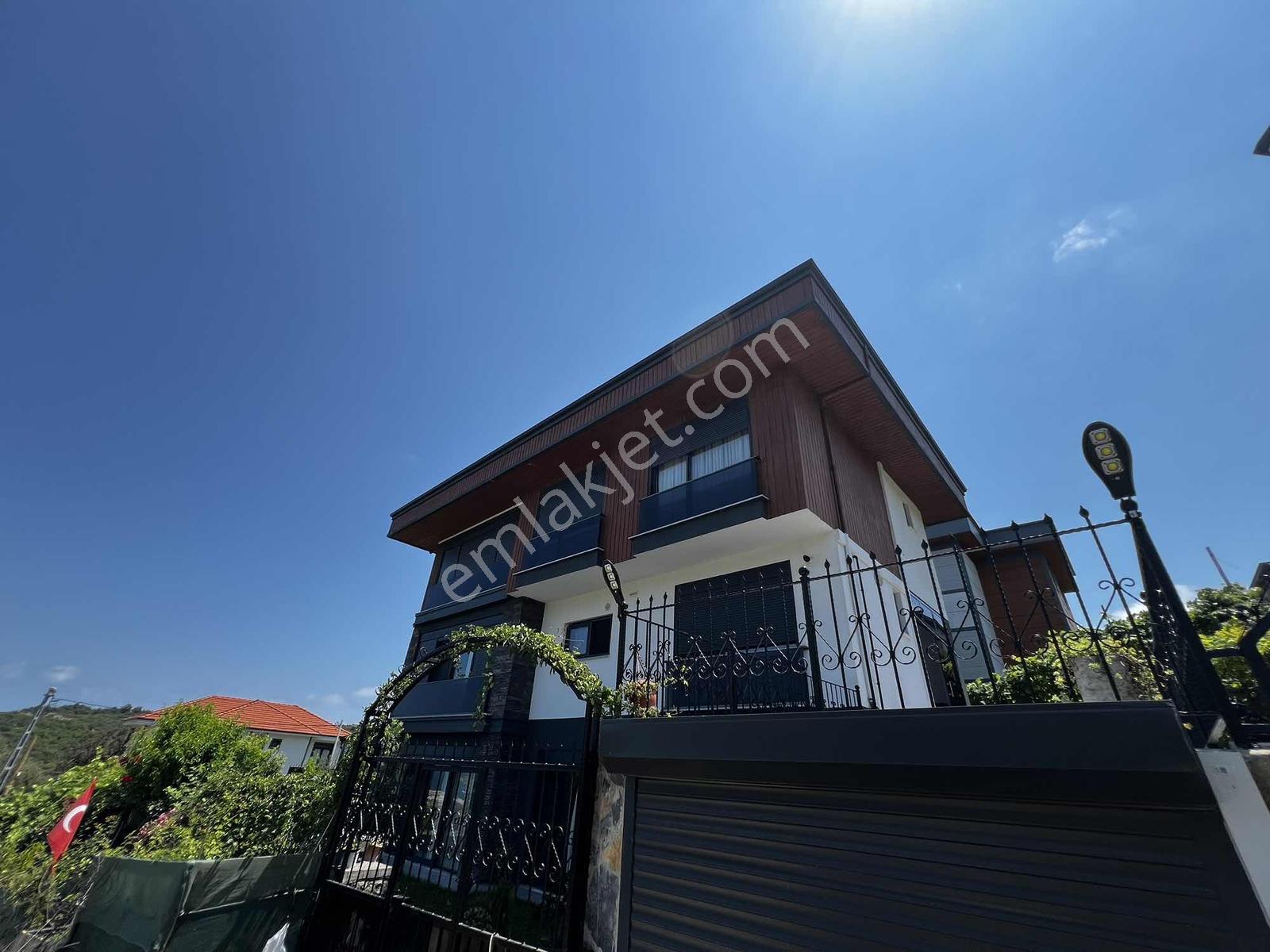 Remax Anka'dan Karacaköy'de Kiralık Deniz Manzaralı 3 Katlı Ev