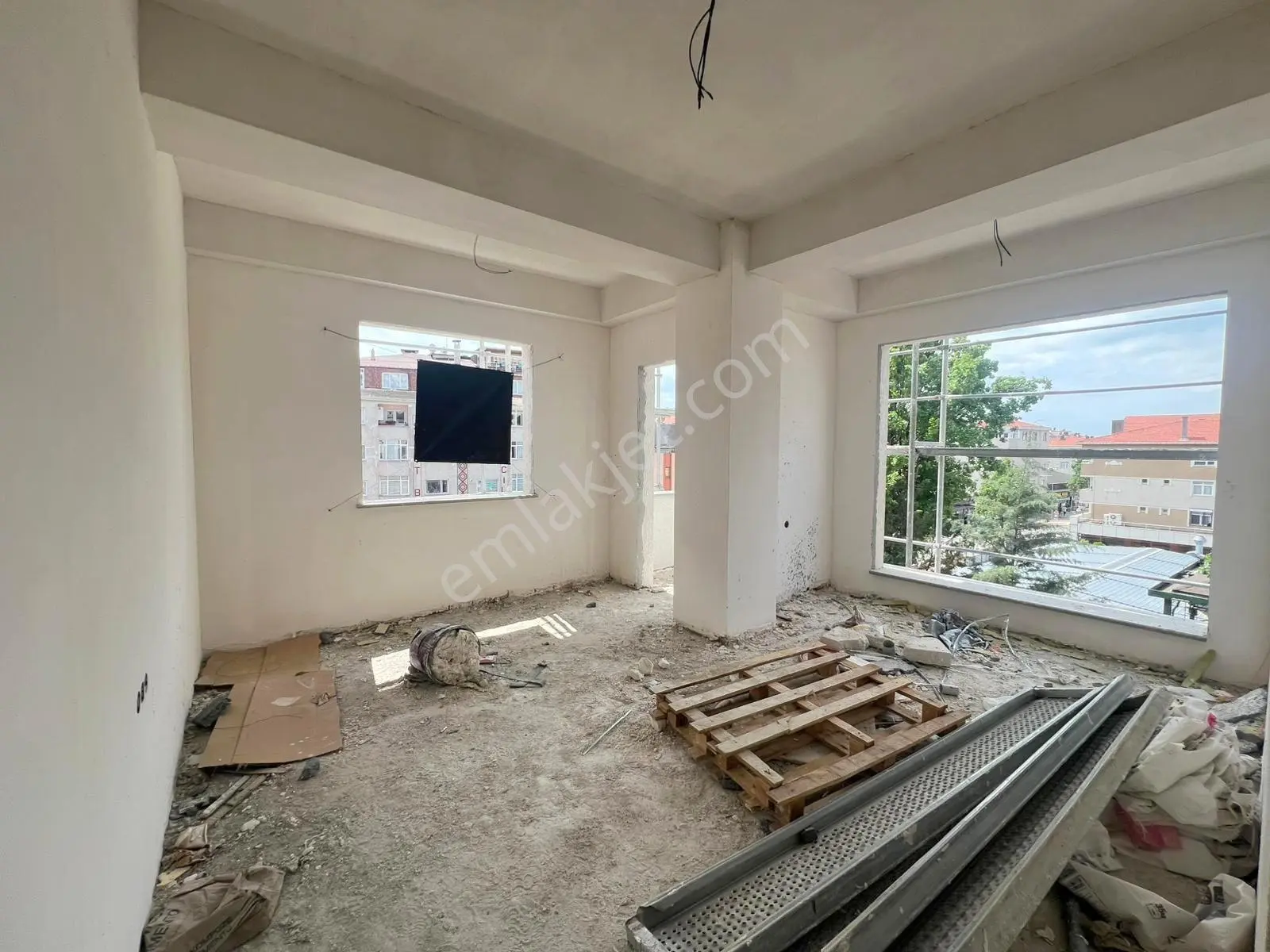 Mertcan Dan Adnan Kahveci Metroya Yürüme Arakat 2+1 Satılık Daire