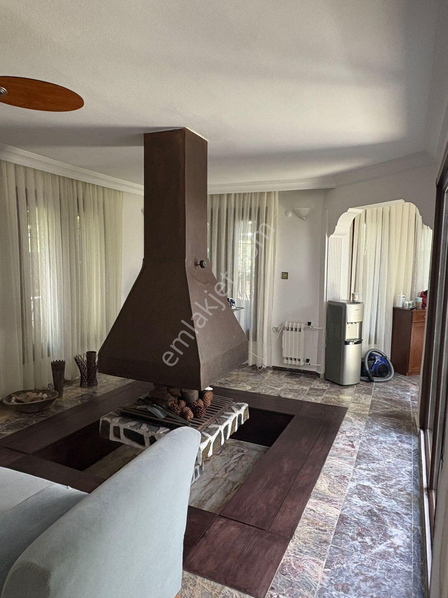 Altınova Profesörler Sitesinde İçi Yenilenmiş Villa - Görsel 13