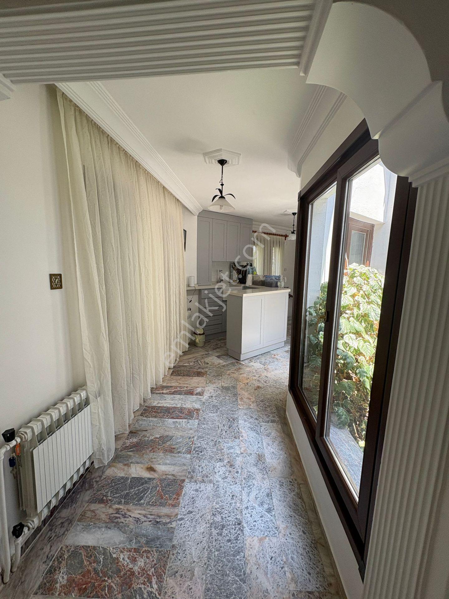 Altınova Profesörler Sitesinde İçi Yenilenmiş Villa - Görsel 25