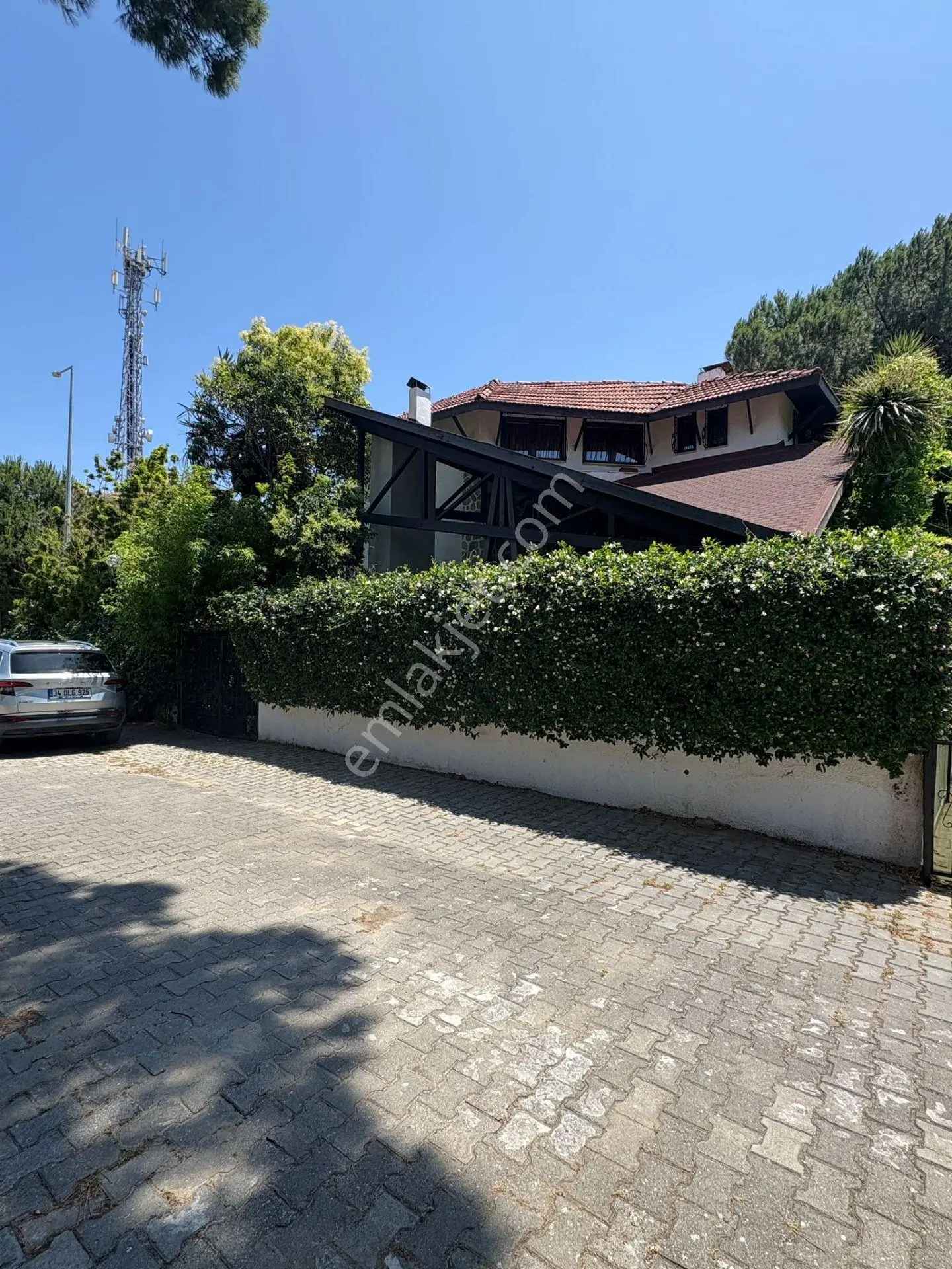 Altınova Profesörler Sitesinde İçi Yenilenmiş Villa
