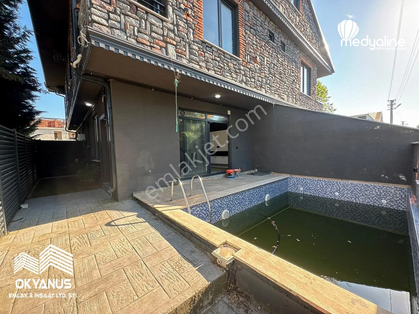 Kocaali Yalı Mah'de Taş Kaplama 3+1 Müstakil Havuzlu Villa