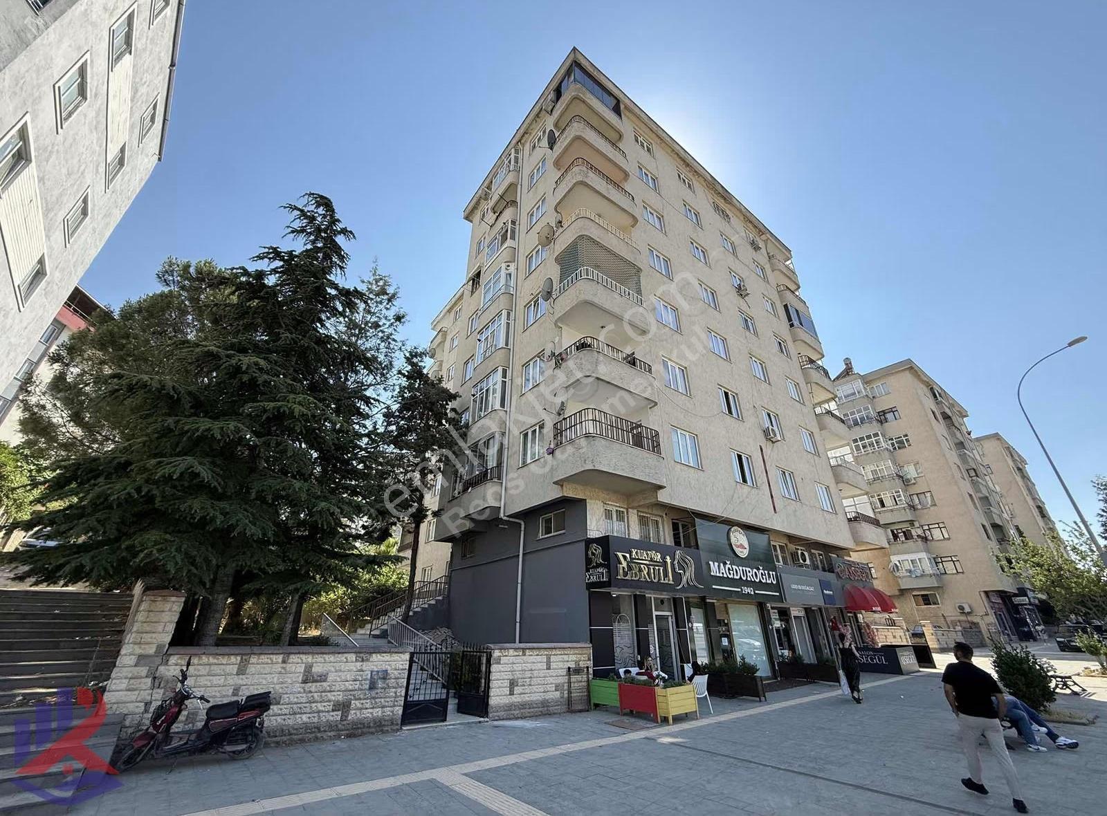 Reos Gayrimenkul'den Cadde Kenarı Kiralık Daire