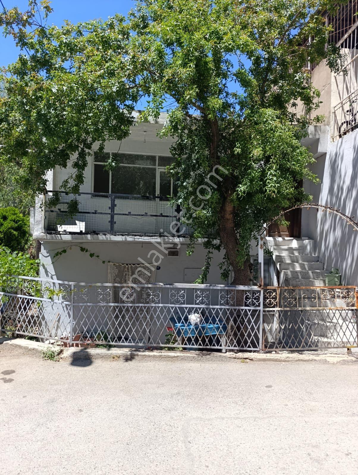 Balçova Eğitim'de 248m2 Arsasıyla Satılık2 Katlı Bina!