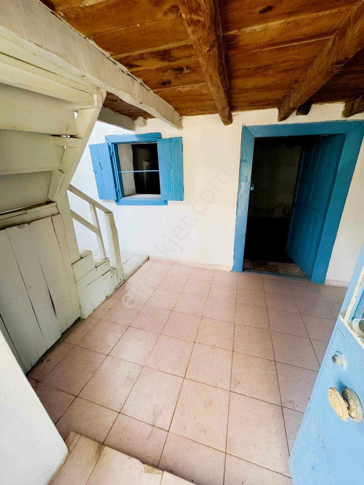 Milas__beçin De İçinde Köy Evi Olan İmarlı Arsa - Görsel 18