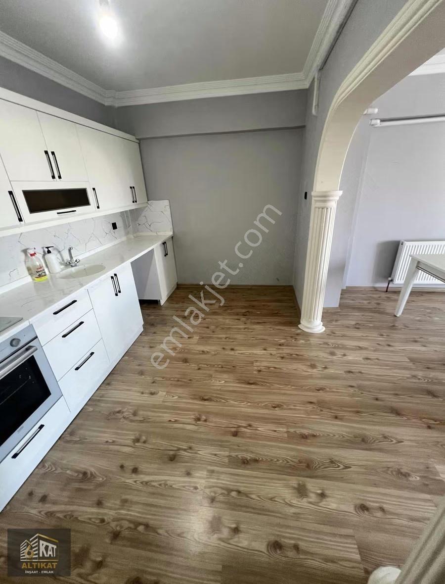 Altıkat Emlaktan Satılık Şehrin Kalbinde 3+1 Masrafsız Daire - Görsel 2