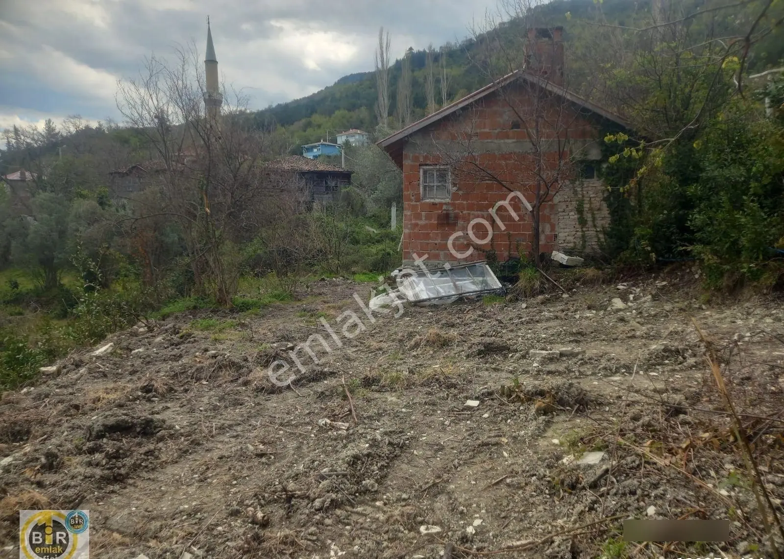 Hızarçayında İçinde Bağ Evi Bulunan 325 Metrekare Tarla