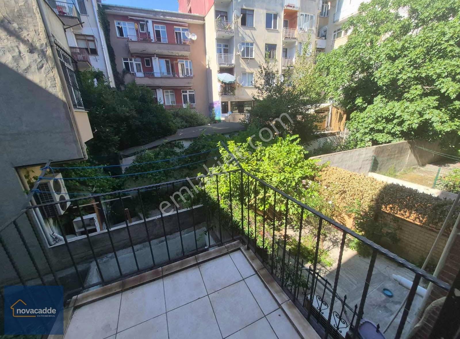 Kadıköy Yeldeğirmeni'nde, Balkonlu 2+1 Satılık Fırsat Daire - Görsel 2