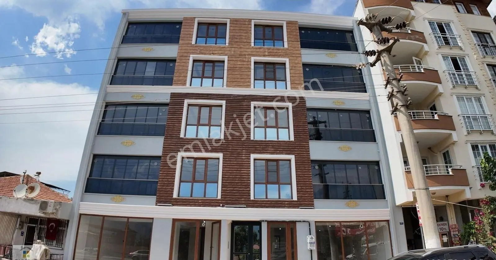 Aydın Kuyucak Merkezde 450 M² Cadde Üzeri Satılık Ticari Dükkan