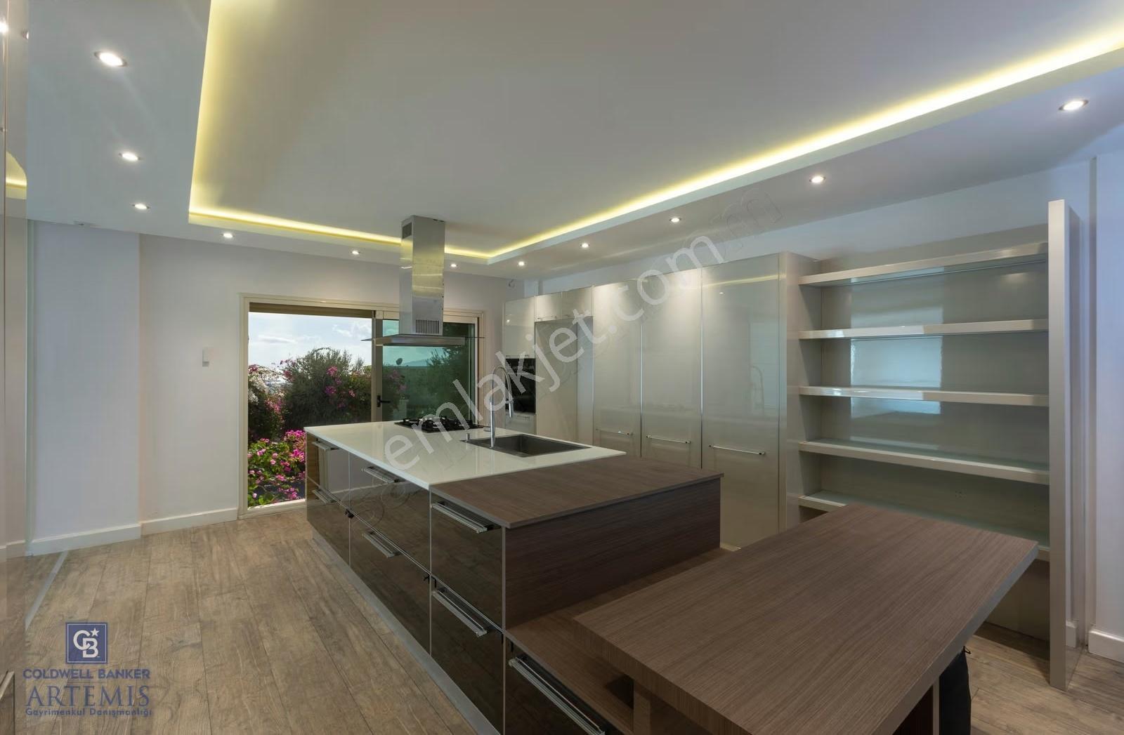 Bodrum Konacık'ta Deniz Manzaralı Lüks Satılık Tripleks Villa - Görsel 2