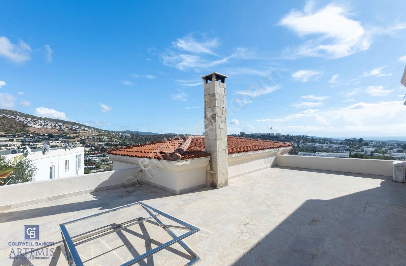Bodrum Konacık'ta Deniz Manzaralı Lüks Satılık Tripleks Villa