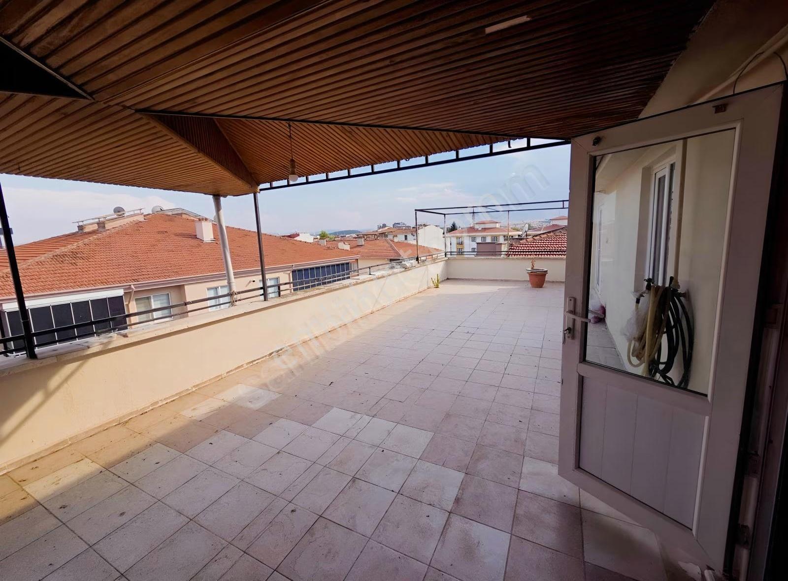 Bahçelievlerde Kiralık Dev Teraslı Ferah Dubleks 4+1 - Görsel 15