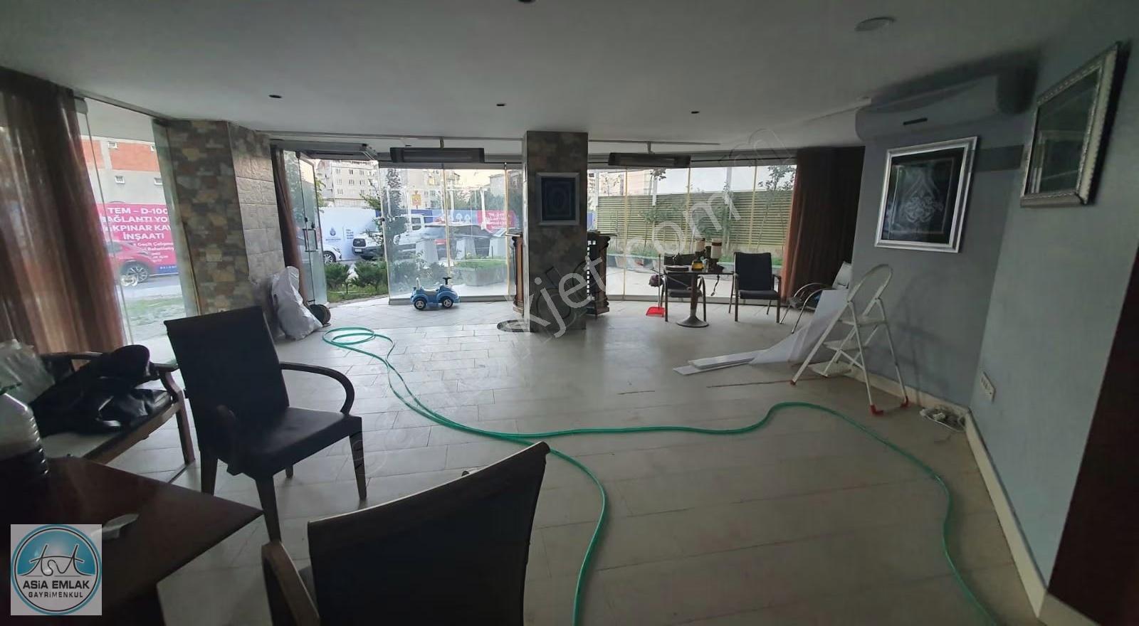 Asia'dan Mükemmel Konumda Kiralık Dükkan