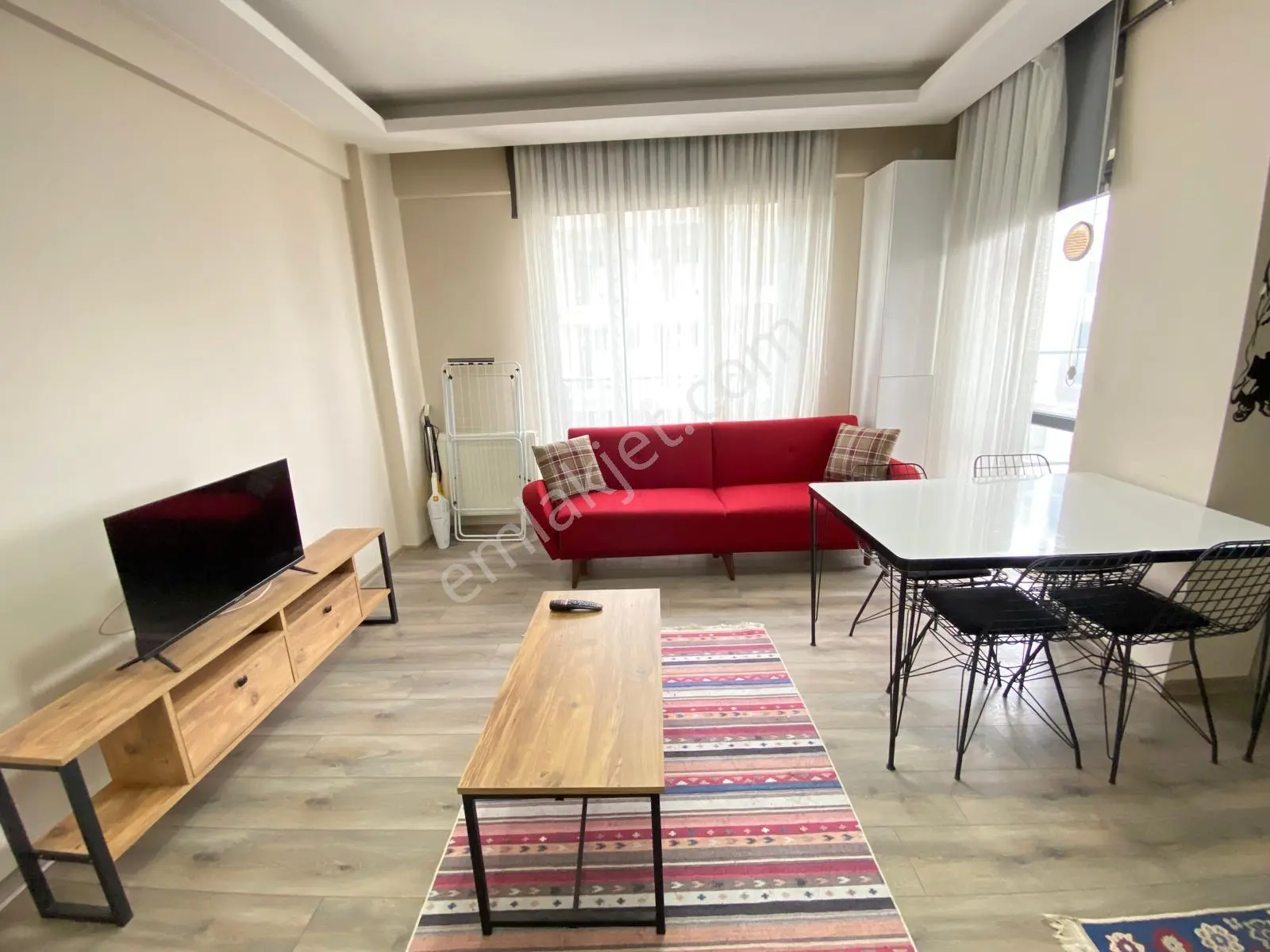 Alaçatı'dan İncek'te Bulvar Yakını 1+1 Eşyalı Kiralık Daire