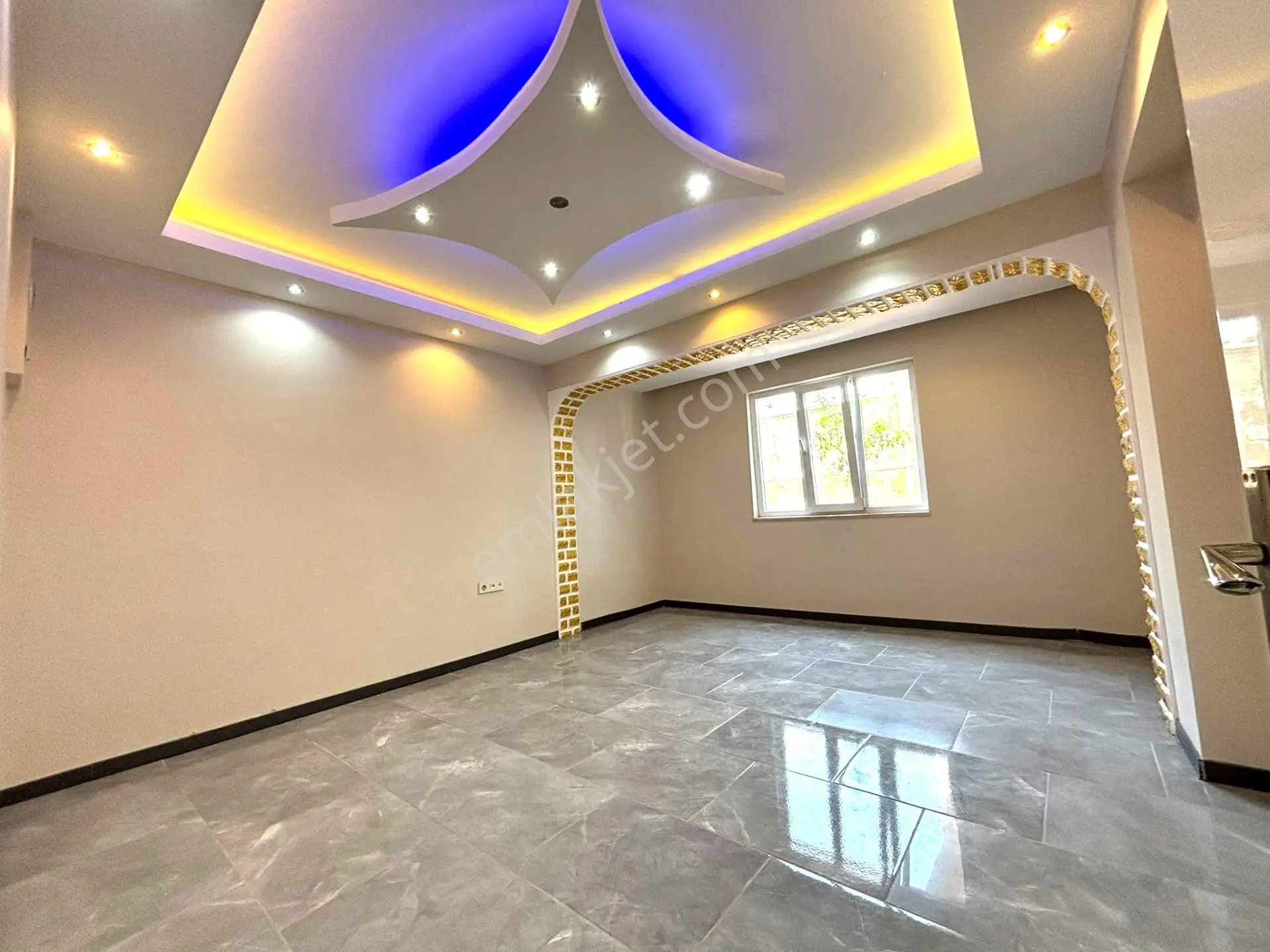 Naz Bayrakta Giriş Kat 3+1/130 M2 İçerisi Komple Yenilenmiş Harika Daire 3.350.000 Tl - Görsel 4