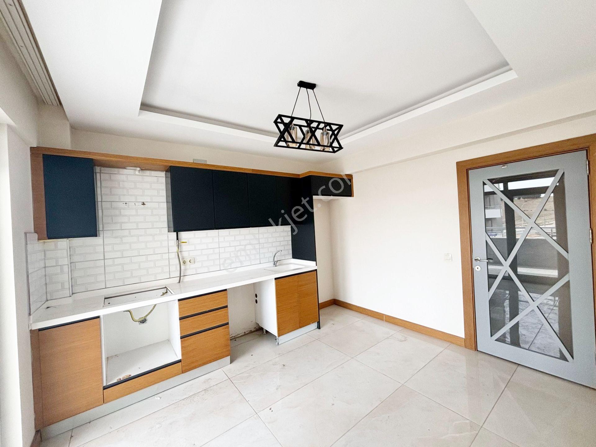 Beykent'te Açık Havuzlu Özel Site İçerisinde Şehir Manzaralı 2+1 - Görsel 2