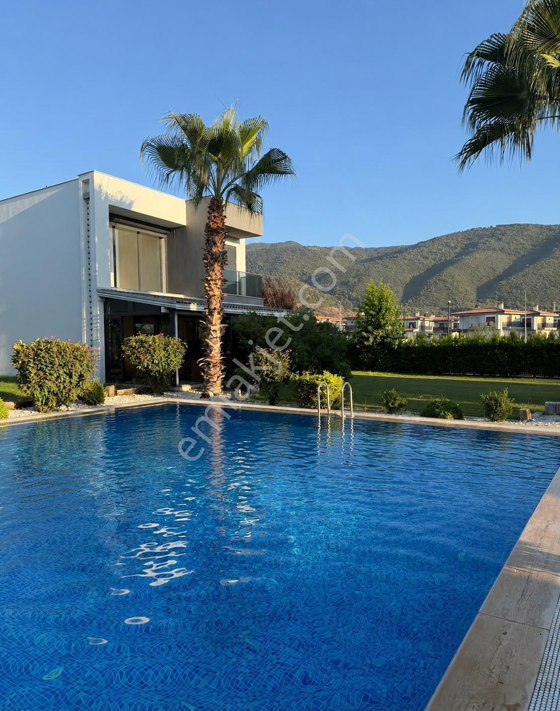 Kuşadası Güzelçamlı’da Köşe Konumunu Ferah Tek Müstakil Üç
