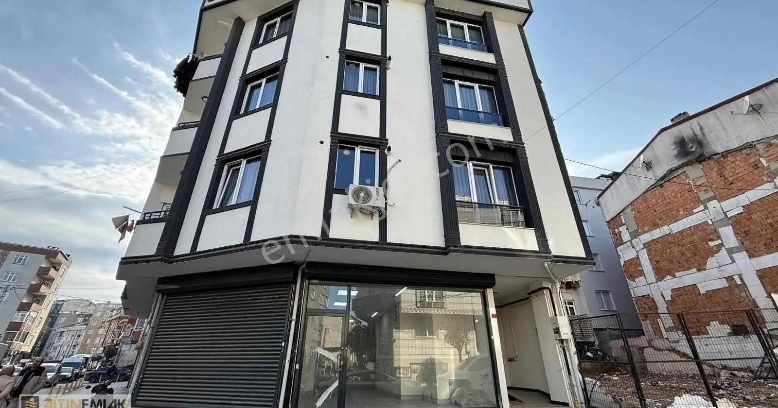 İkitelli´de İşlek Konumda 145 M² Satılık Depolu Dükkan Fırsatı