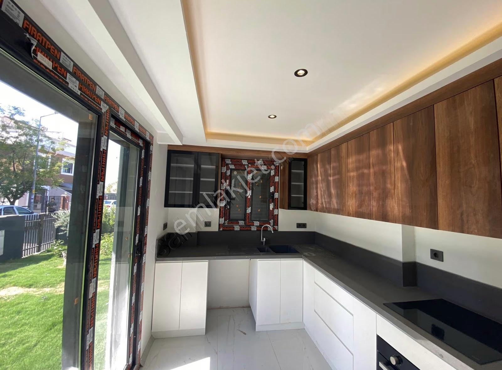 Menderes Cüneytbey Mahallesinde Kiralık Tripleks Villa - Görsel 13