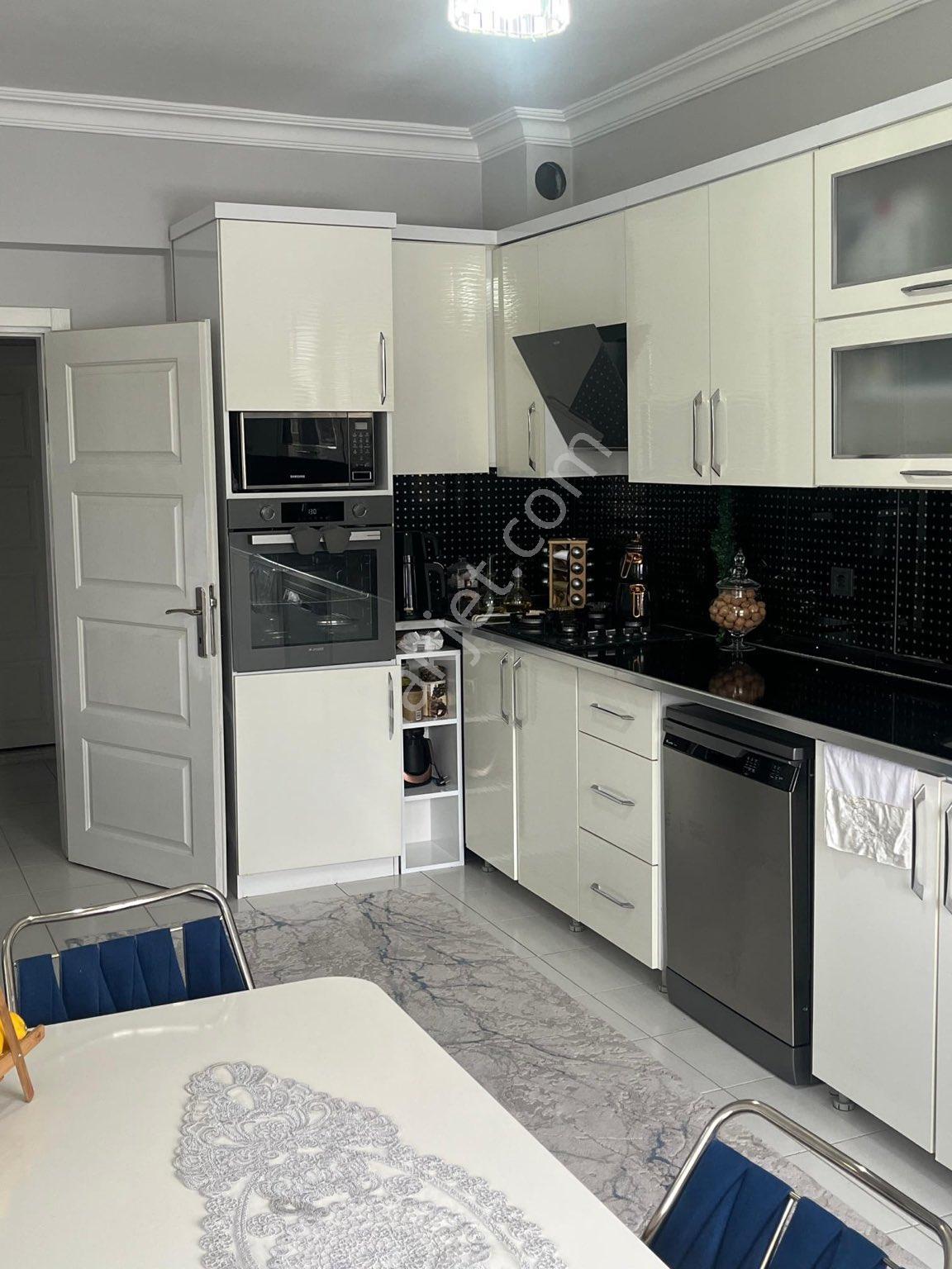 Koyunoğlunda Satlık 4 Katlı Binanın 3 Arakatı N Da Olup Merkezi Konumda Asaansör Mevcuttur - Görsel 12